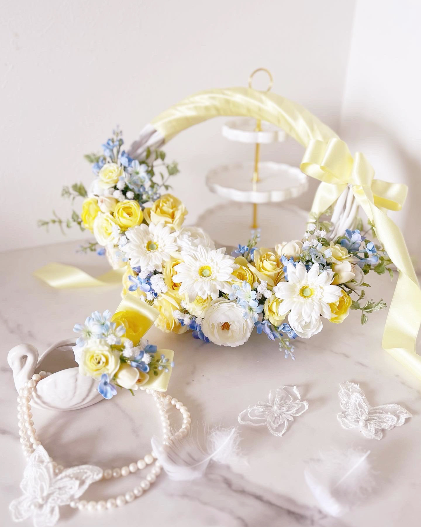 イエロー＆ホワイト　ローズとガーベラのリースブーケ　ウエディングブーケ（造花）アーティフィシャルフラワー 18,000円