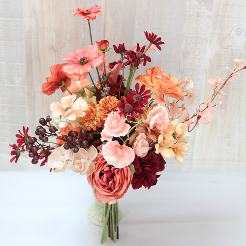 ＊造花＊オレンジアンスリューム×ワインレッドクラッチブーケ 花嫁様の肌を美しく魅せる人気花材のオレンジクラッチブーケ