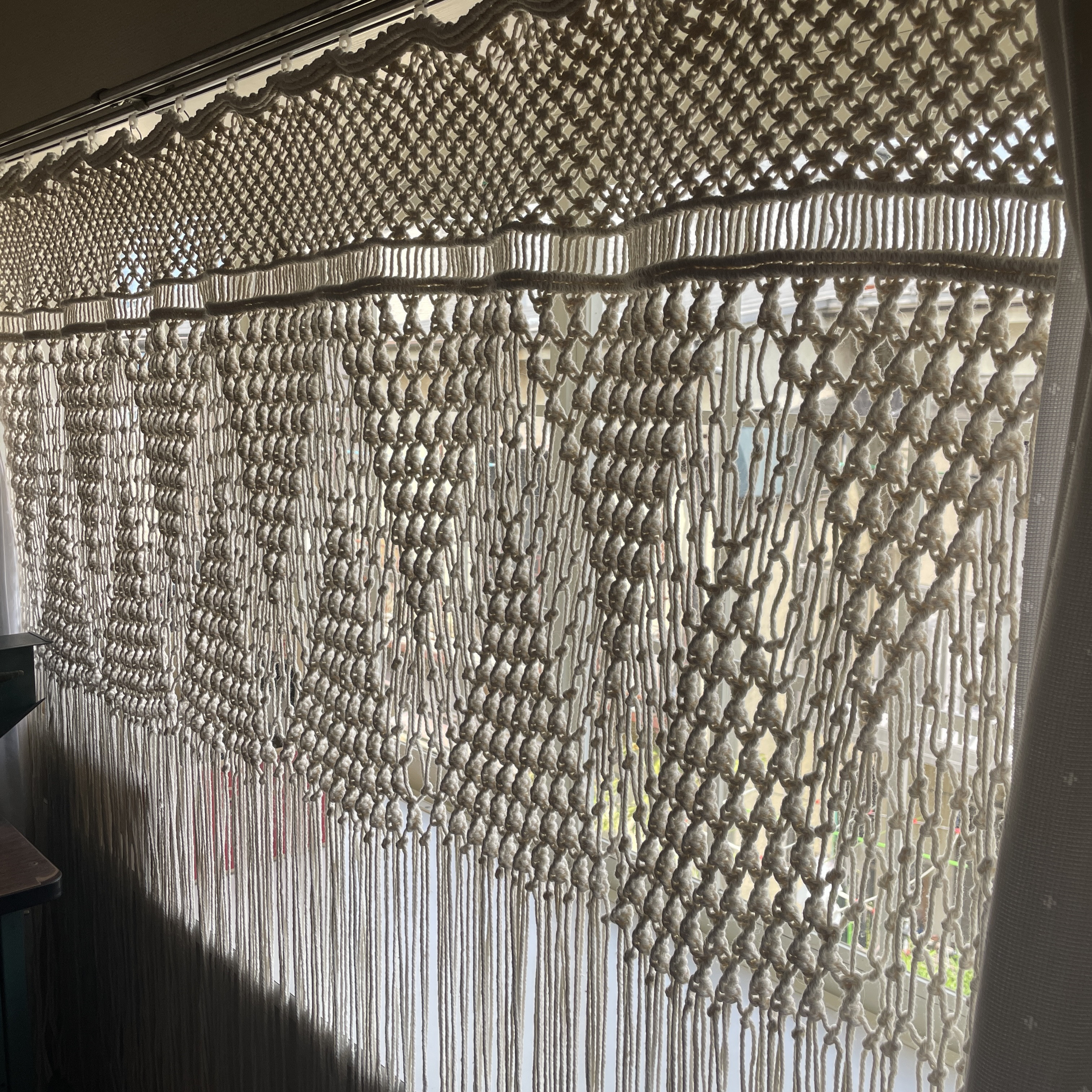 [マクラメ編み]出窓用タペストリー