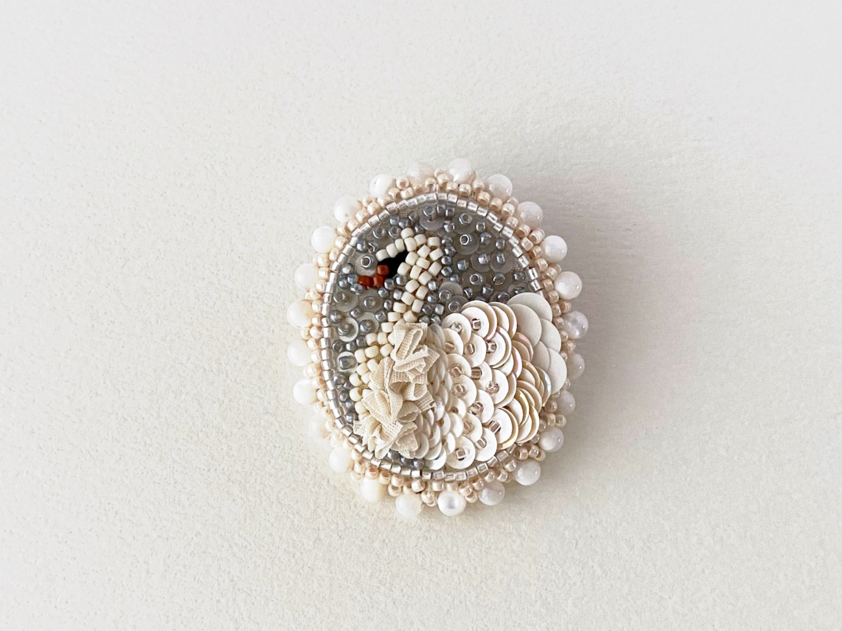 ビーズ刺繍のブローチ スワン カメオ ブローチ CHRYSE 通販 18133445