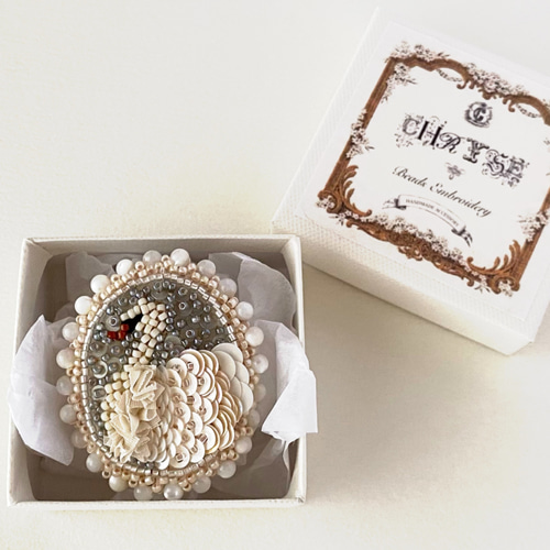 ビーズ刺繍のブローチ スワン カメオ ブローチ CHRYSE 通販 18133445