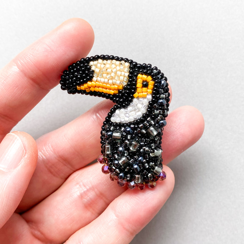 オニオオハシのブローチ /鳥モチーフ ビーズ刺繍ブローチ オニオオハシのブローチ /鳥モチーフ ビーズ刺繍ブローチ
