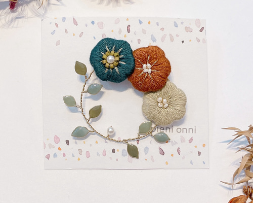 お花刺繍リースブローチ/深みカラー ブローチ pieni onni 通販 お花刺繍リースブローチ/深みカラー ブローチ pieni onni 通販