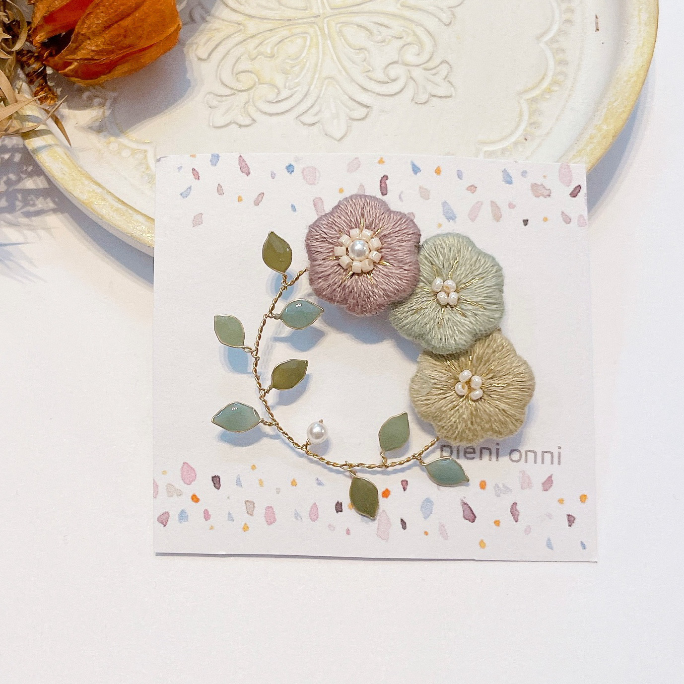 お花刺繍リースブローチ/くすみカラー ブローチ pieni onni 通販