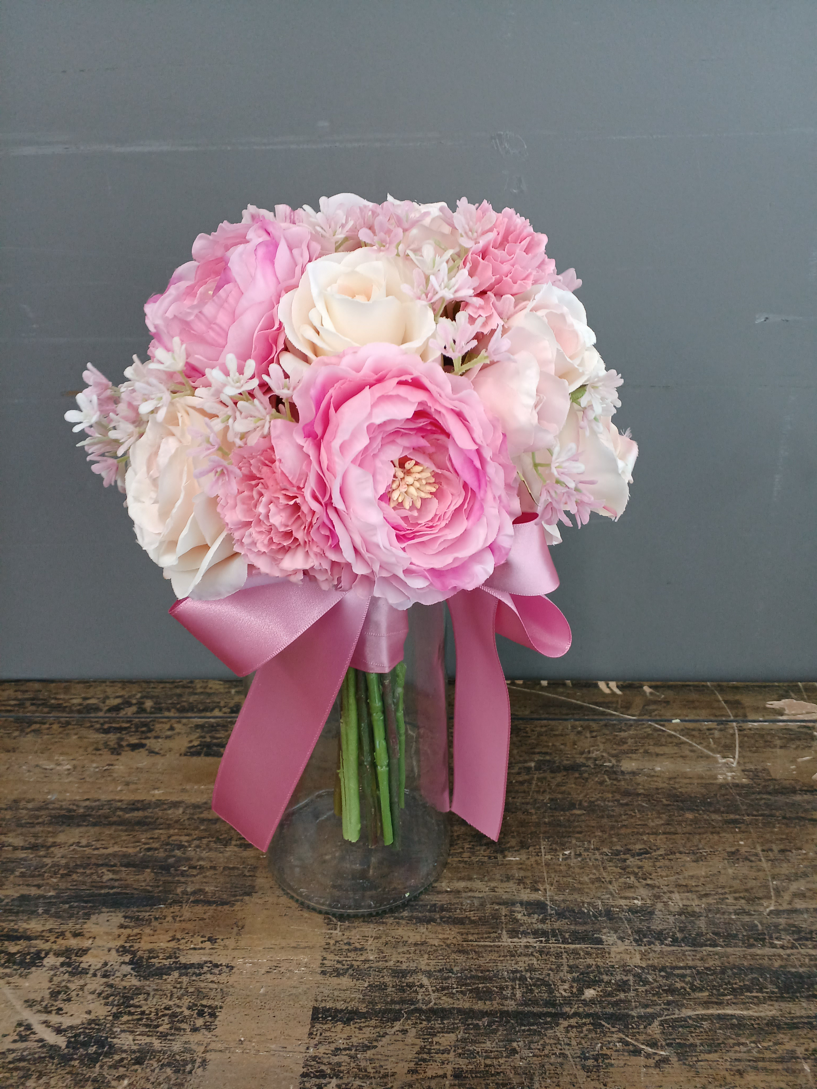 ピンクのラウンドブーケ