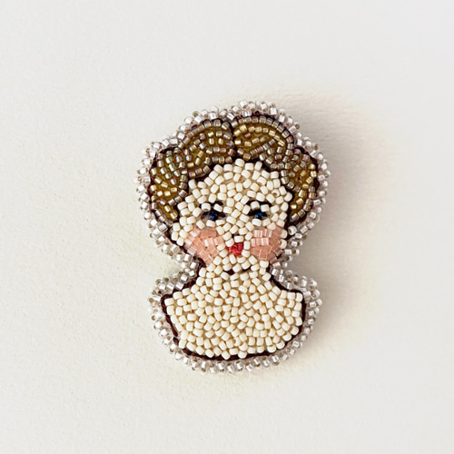 ビーズ刺繍のブローチ ブロンドチャイナさん ブローチ CHRYSE