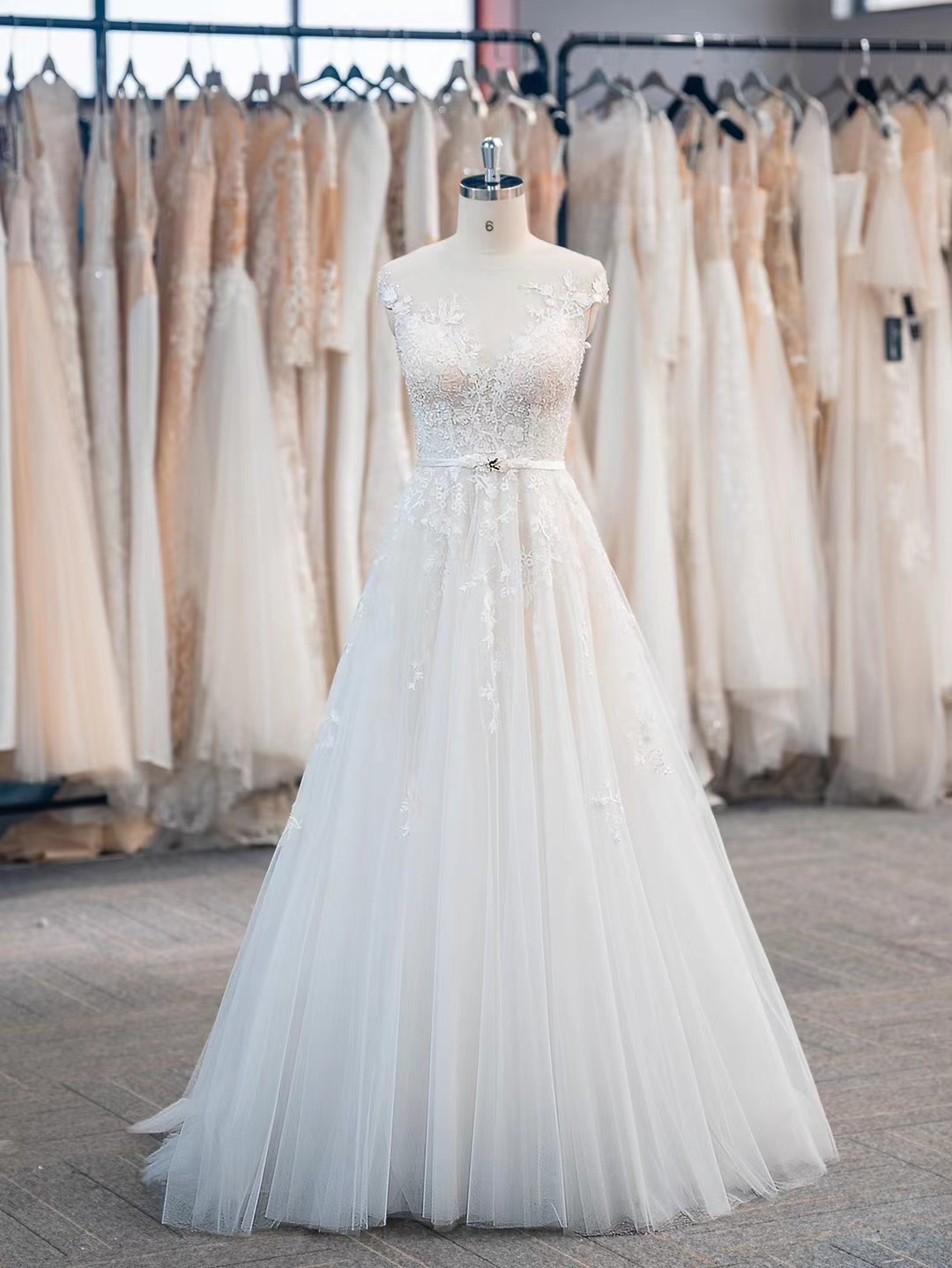 躊躇しない、お買い得！魅惑の花レース　Ｖネック　Aライン　細見えシルエット　ウェディングドレス　チュール　結婚式挙式花嫁 59,980円