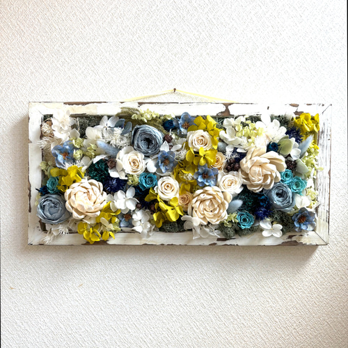 壁掛けタイプのプリザーブドフラワーアレンジメント