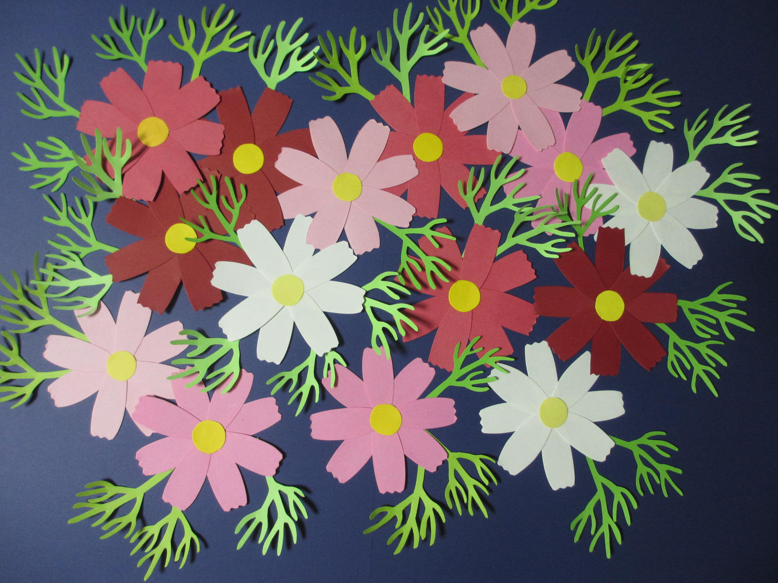 コスモスと葉のパーツセット　ビタミンカラー　秋壁面飾り　現品です。 コスモスと葉のパーツセット　ビタミンカラー　秋壁面飾り　現品です。