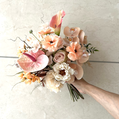 コーラルカラーのクラッチブーケ 造花 ブーケ y's plus 通販 18134183
