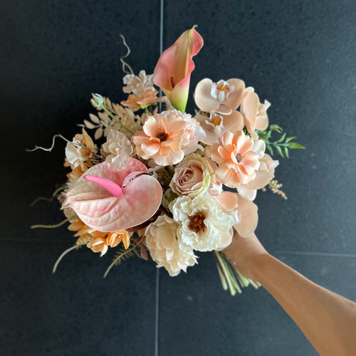 コーラルカラーのクラッチブーケ 造花 ブーケ y's plus 通販 18134183