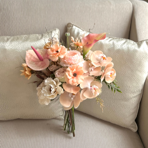 コーラルカラーのクラッチブーケ　造花 