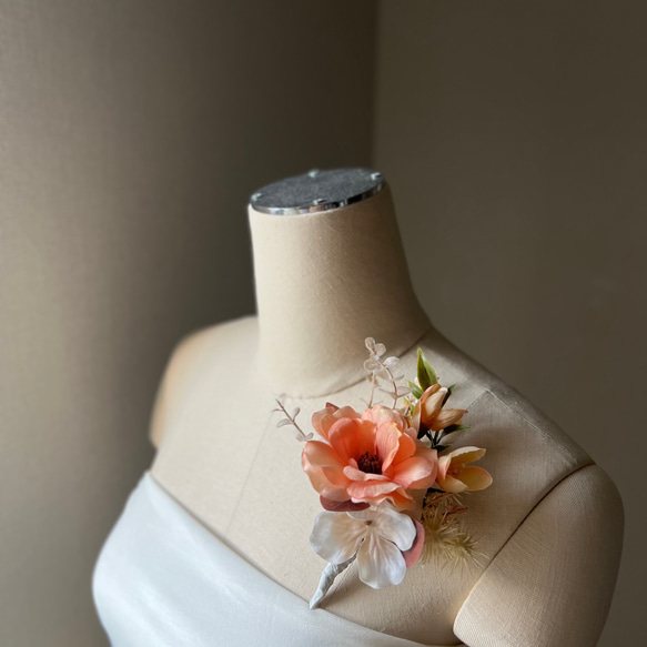 コーラルカラーのクラッチブーケ　造花 