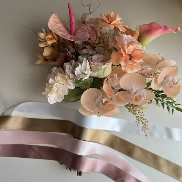 コーラルカラーのクラッチブーケ　造花 