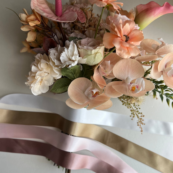 コーラルカラーのクラッチブーケ　造花 