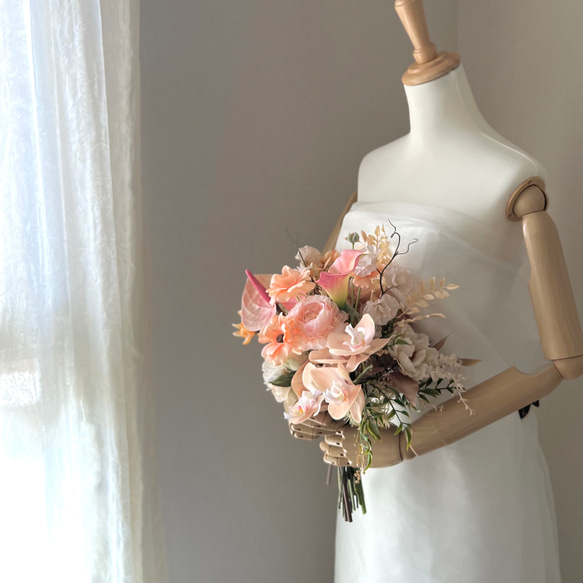 コーラルカラーのクラッチブーケ　造花 