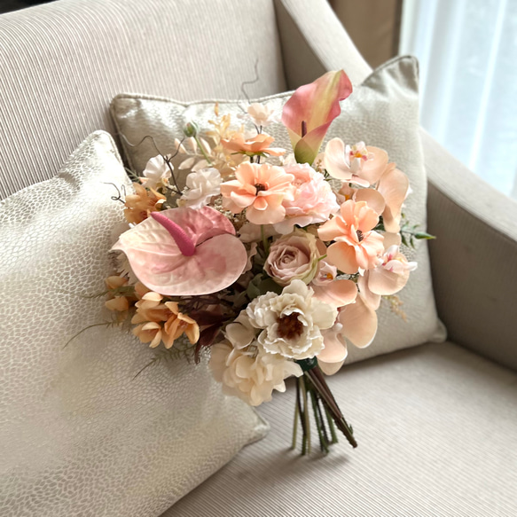 コーラルカラーのクラッチブーケ　造花 