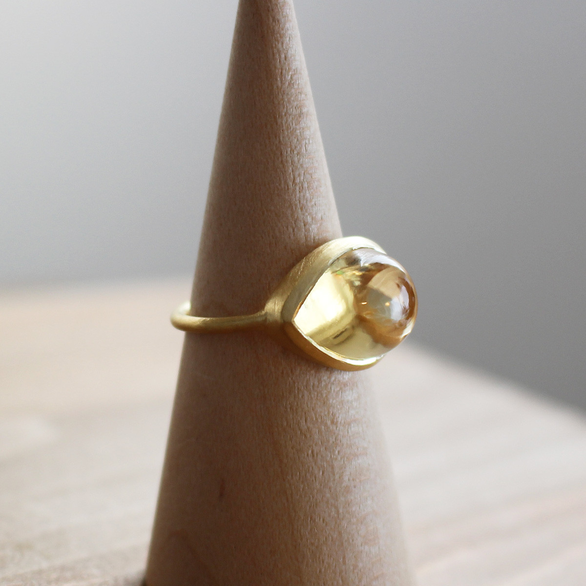 シトリン＜大粒ペアシェイプ＞のリング（K18GP）