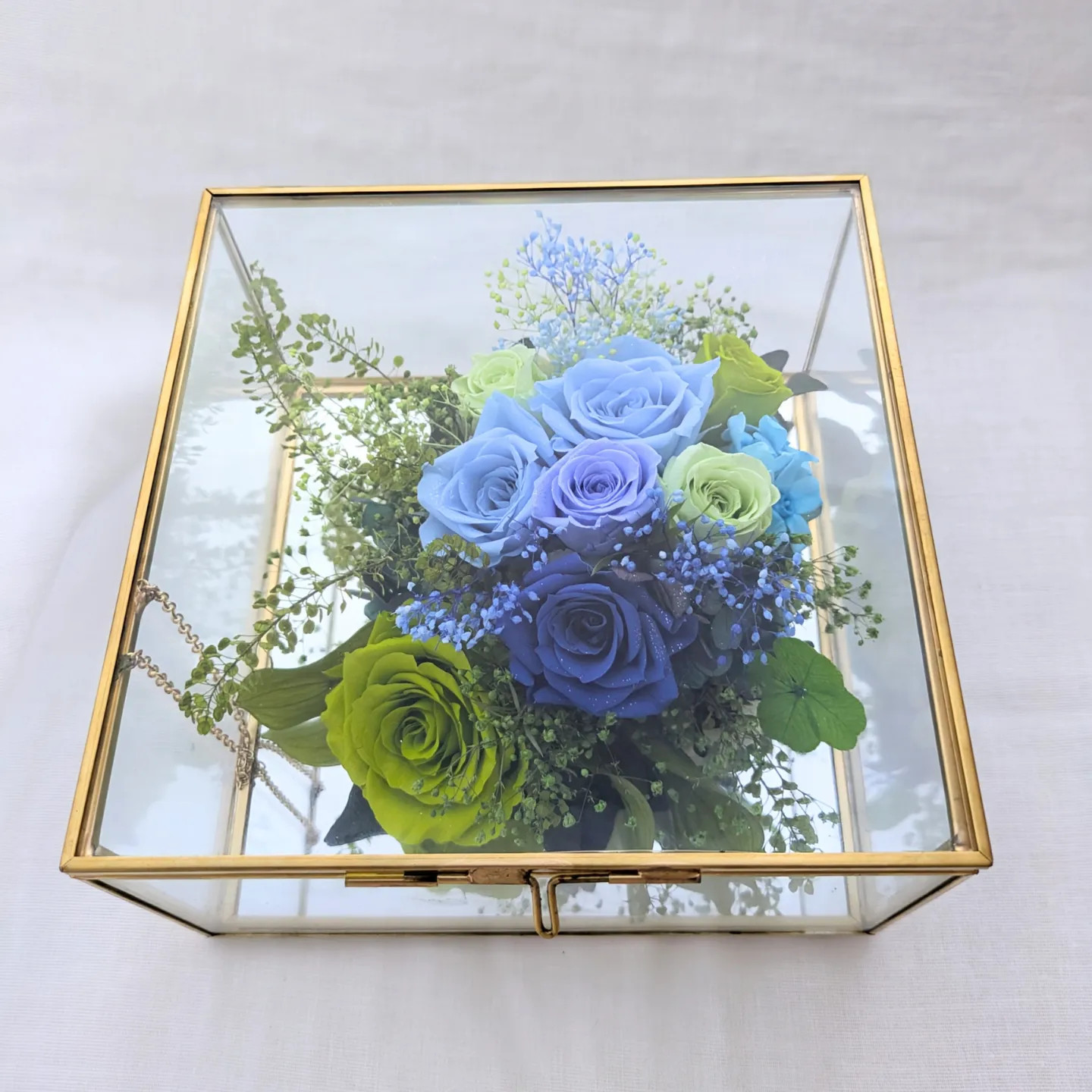 透明な宝石箱には緑とブルーローズの癒しの世界／プリザーブドフラワーミラーボックス