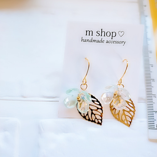 お花とリーフのハンドメイドピアス ピアス（フック・チェーン） m shop