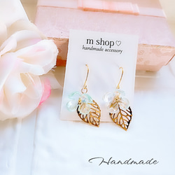 お花とリーフのハンドメイドピアス ピアス（フック・チェーン） m shop