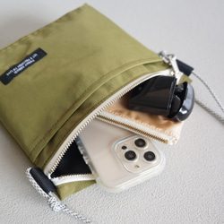 輕盈防水尼龍肩背包（橄欖綠）Sacoche Pochette 非常適合外出或旅行 春夏秋冬 旅行 第2張的照片