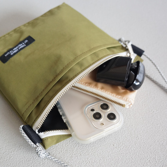 輕盈防水尼龍肩背包（橄欖綠）Sacoche Pochette 非常適合外出或旅行 春夏秋冬 旅行 第2張的照片