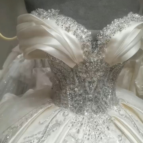 高評価続出！高級感 ウェディングドレス オフショルダー オフホワイ胸