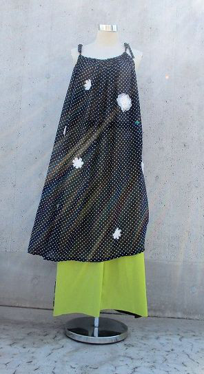 ３wayキャミワンピース　紺×白水玉ドット　立体レース花モチーフ付き　オールシーズン可　重ね着レイヤードに