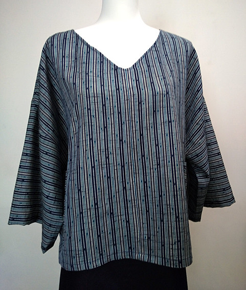 ウールの竹縞Vネックブラウス