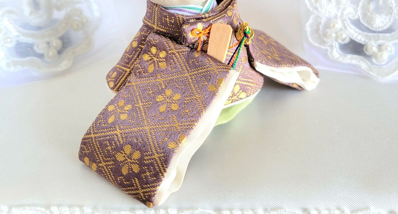 772　 小さなお着物〈若君〉【西陣織】梅鼠地に梅花子持ち菱万字文様正絹練色襲【新襟仕様】