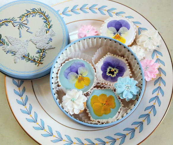 Creema限定』エディブルフラワーのアイシングクッキー缶※刺繍缶※白砂糖