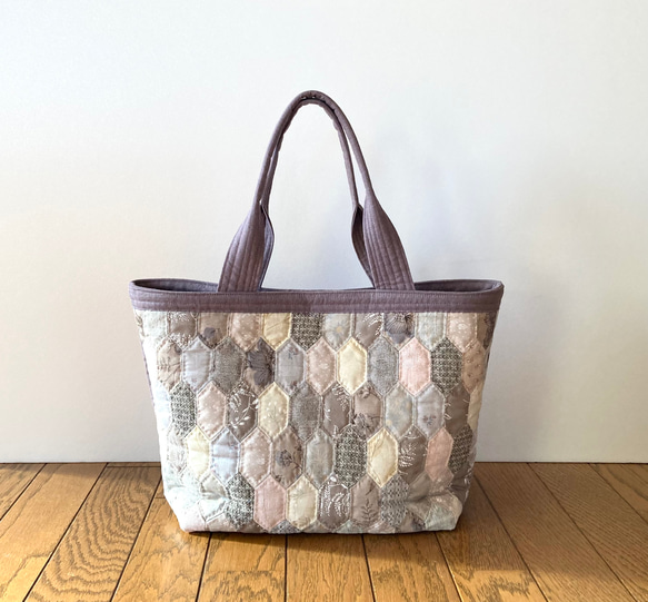 縦長ヘキサゴンのパッチワークキルトバッグ トートバッグ lilla 縦長ヘキサゴンのパッチワークキルトバッグ トートバッグ lilla
