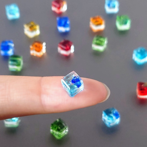 あなたの推し色は何色？】極小ｻｲｽﾞ琉球ガラスの涼やかピアス