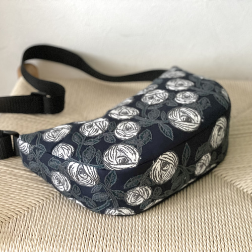 ⚮̈ミナペルホネン からだにフィットするボディバッグ 