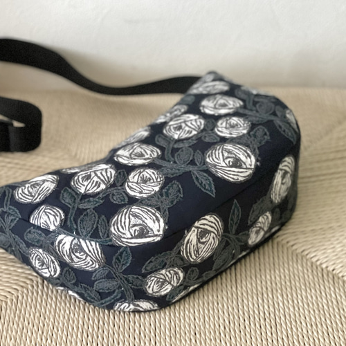 ⚮̈ミナペルホネン からだにフィットするボディバッグ 