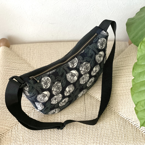 ⚮̈ミナペルホネン からだにフィットするボディバッグ 