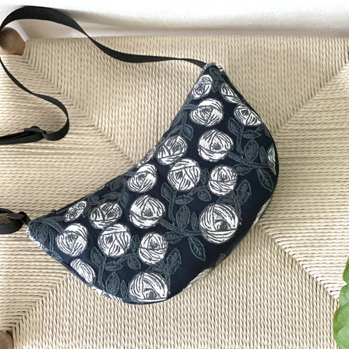 ミナペルホネン　2wayボディバッグ　rosyネイビー　ハンドメイド ⚮̈ミナペルホネン からだにフィットするボディバッグ 