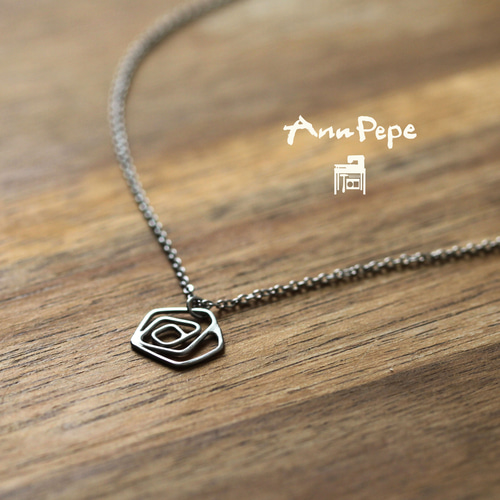 シンプルな金属美✦ ステンレスネックレス 渦薔薇一輪吊り【小輪サイズ