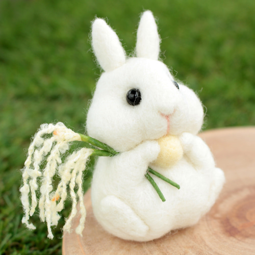 お月見うさぎさん 羊毛フェルト Yuto 通販 18136287｜Creema(クリーマ)