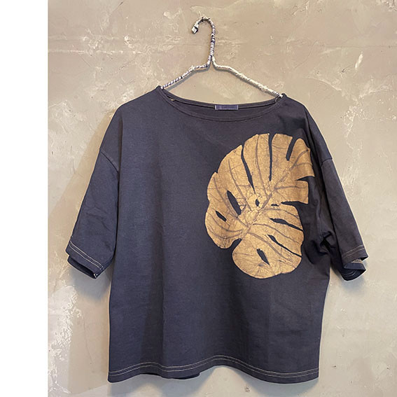 ◆モンステラ　モカ色ローケツ染め Tシャツ　レディース Lサイズ（ワンサイズのみ）