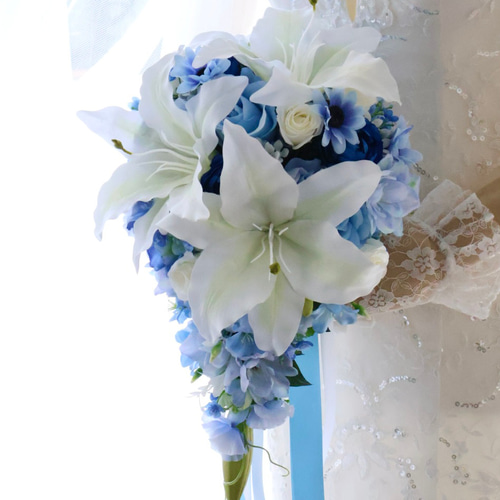 ホワイト・ブルー　結婚式　ブライダル　アーティシャルフラワー　ブーケ ホワイト＆ブルーのティアドロップブーケ【アーティフィシャル