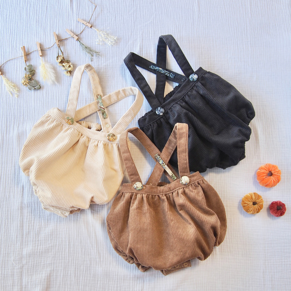 ぽってりシルエットのサスペンダー付きコーデュロイかぼちゃパンツ