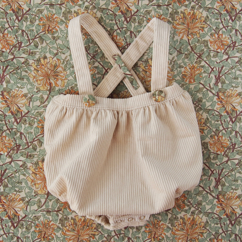 ぽってりシルエットのサスペンダー付きコーデュロイかぼちゃパンツ