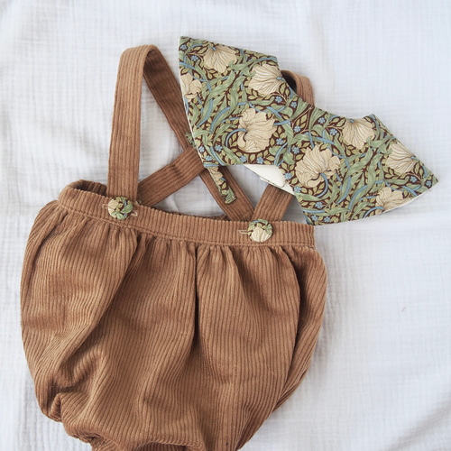 ぽってりシルエットのサスペンダー付きコーデュロイかぼちゃパンツ