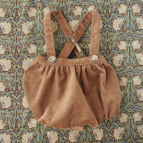 ぽってりシルエットのサスペンダー付きコーデュロイかぼちゃパンツ