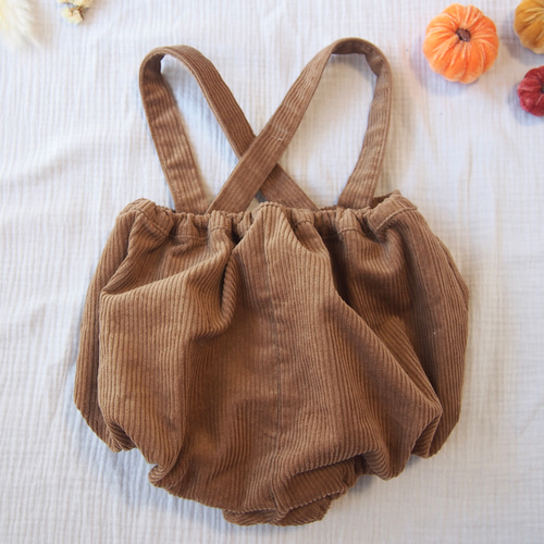 ぽってりシルエットのサスペンダー付きコーデュロイかぼちゃパンツ