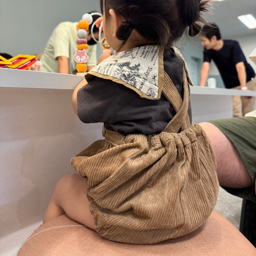 ぽってりシルエットのサスペンダー付きコーデュロイかぼちゃパンツ