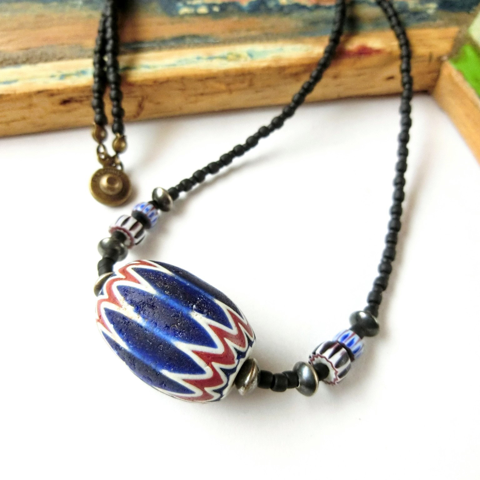 大きな6層シェブロンとナバホパール･黒シェブロン･アワラシェブロンのロングネックレス