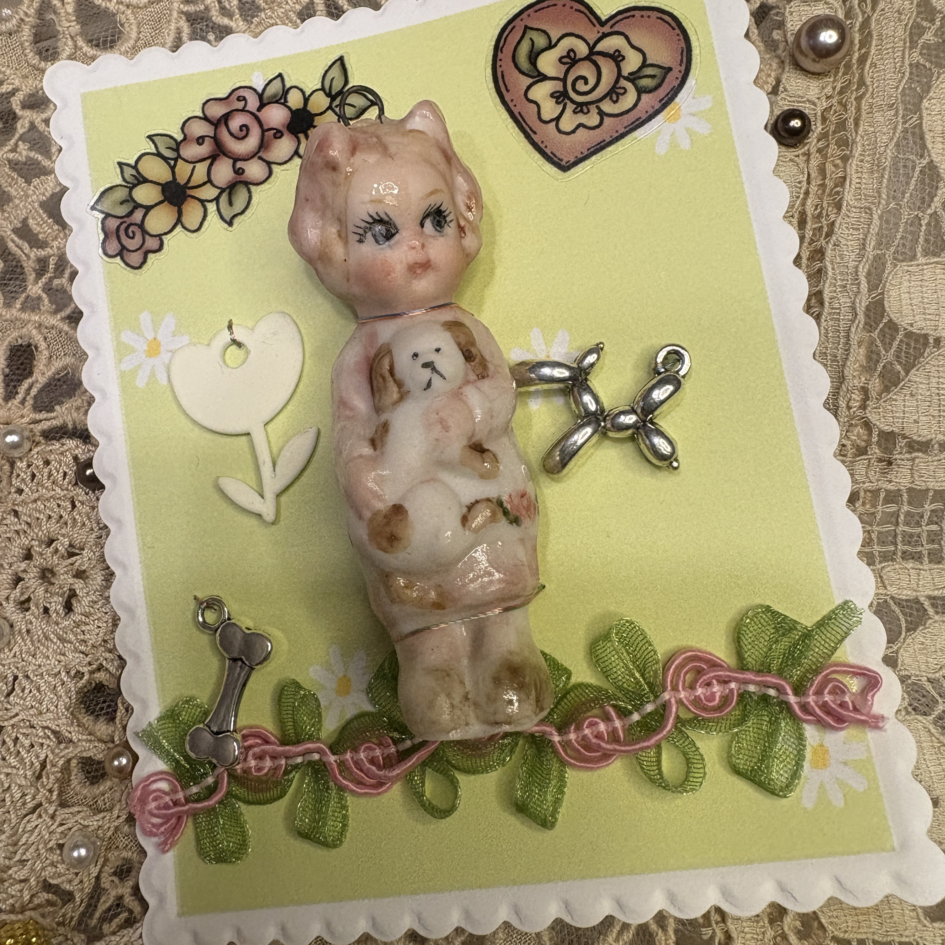 ヴィスクドール・カードオーナメント＊子犬を抱いた女の子・ピンクリボン